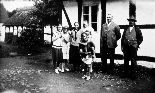 Nils Petter Olsson till höger och Agnes Nilsson (3:e från vänster) c:a 1925
